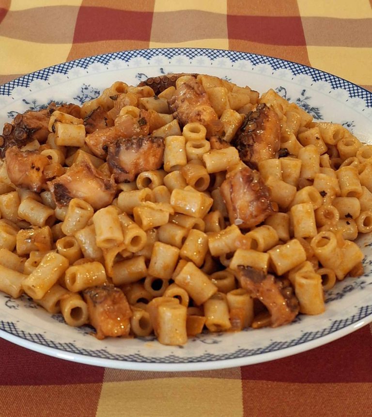 Χταπόδι με κοφτό μακαρόνακι