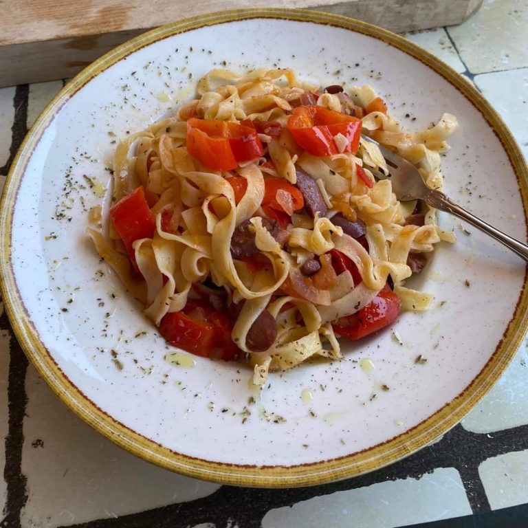 Χυλοπίτες χωριάτικες Ελληνική χωριάτικη σαλάτα