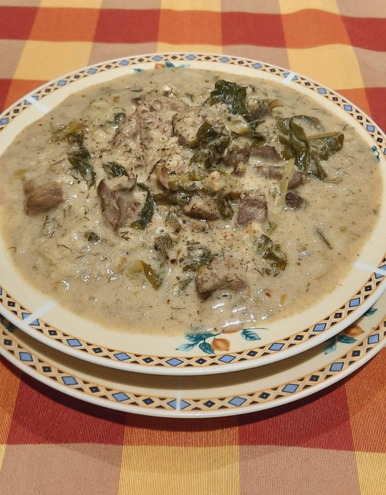 Παραδοσιακή μαγειρίτσα με μαρούλι