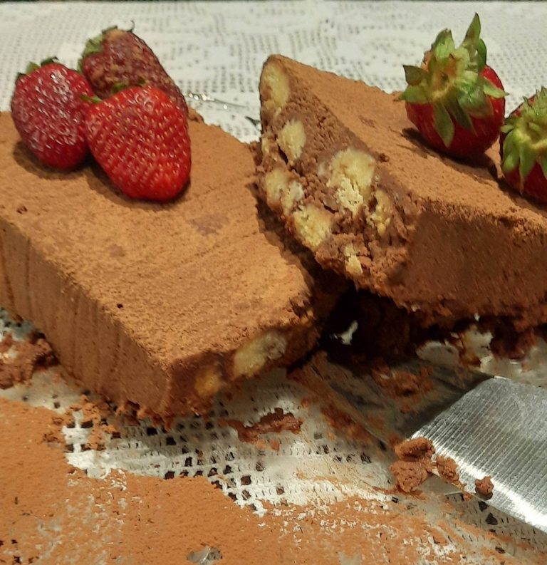 Σοκολατένιο γλυκό ψυγείου με μπισκοτάκια βανίλιας