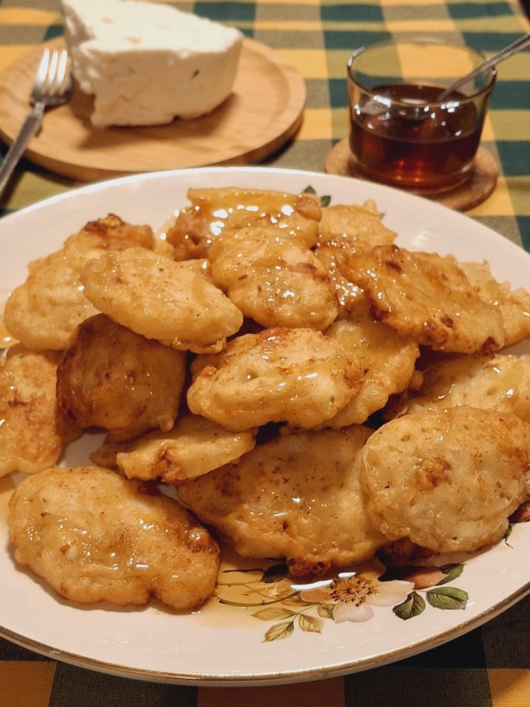 Τηγανίτες με φέτα και μέλι