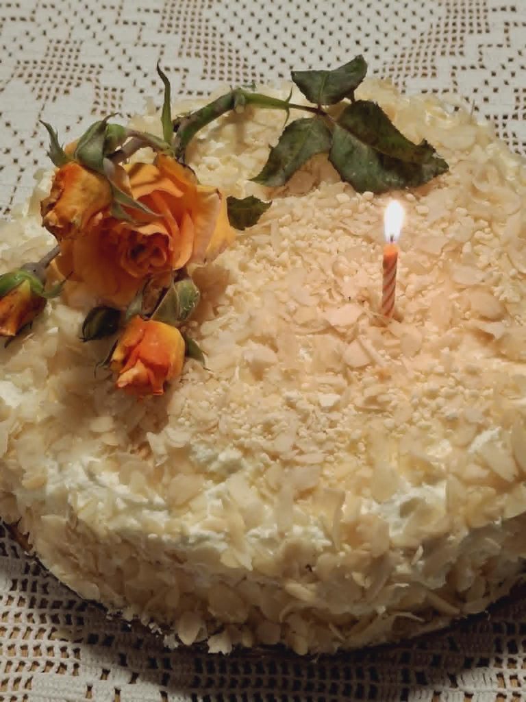 Άσπρη τούρτα αμυγδάλου