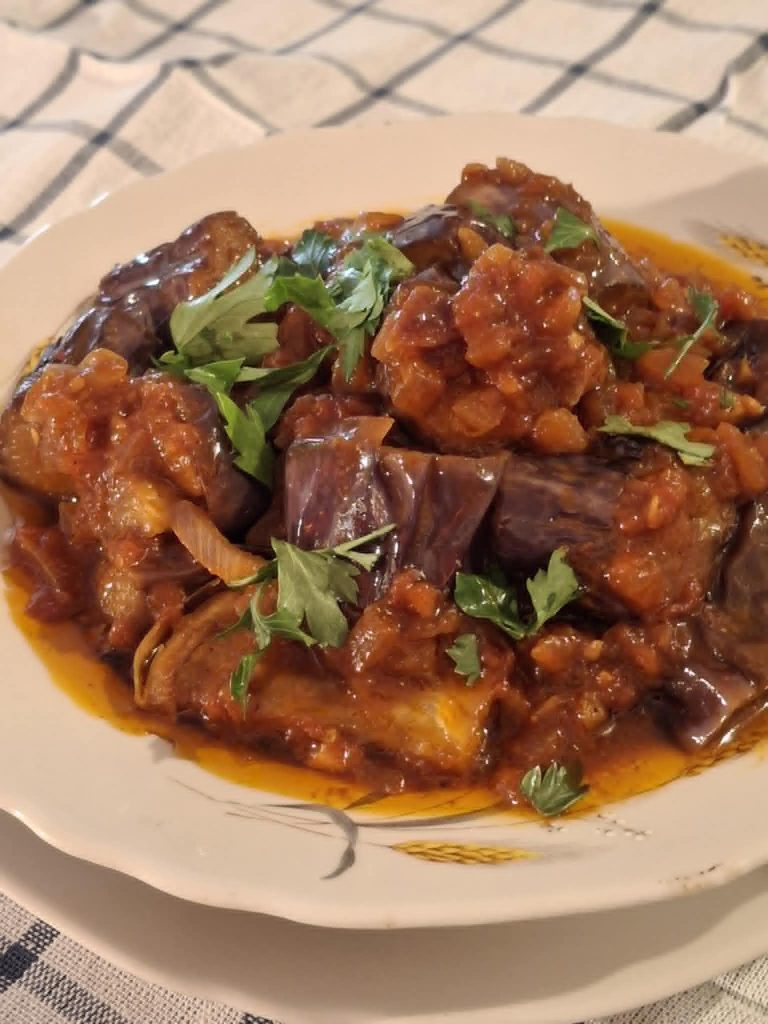 Μελιτζάνες με κόκκινη σάλτσα στην κατσαρόλα