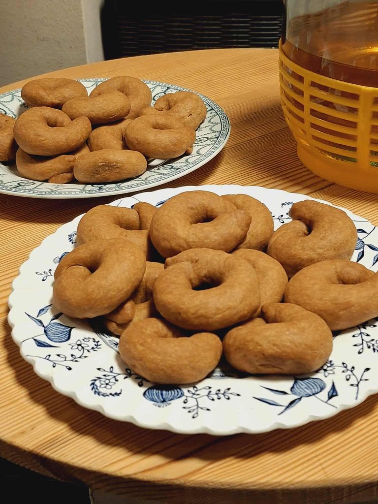 Μουστοκούλουρα με ελαιόλαδο και πετιμέζι